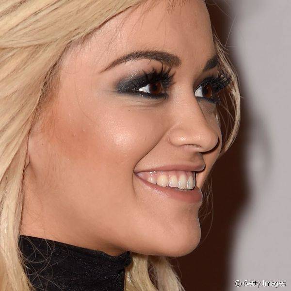 Rita costuma utilizar olhos pretos super elaborados e com bastante brilho, como nessa make exibida no British Fashion Awards 2014